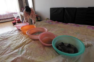 田东楼上漏水，住户失联，小区没物管，业主维权难！律师来支招……